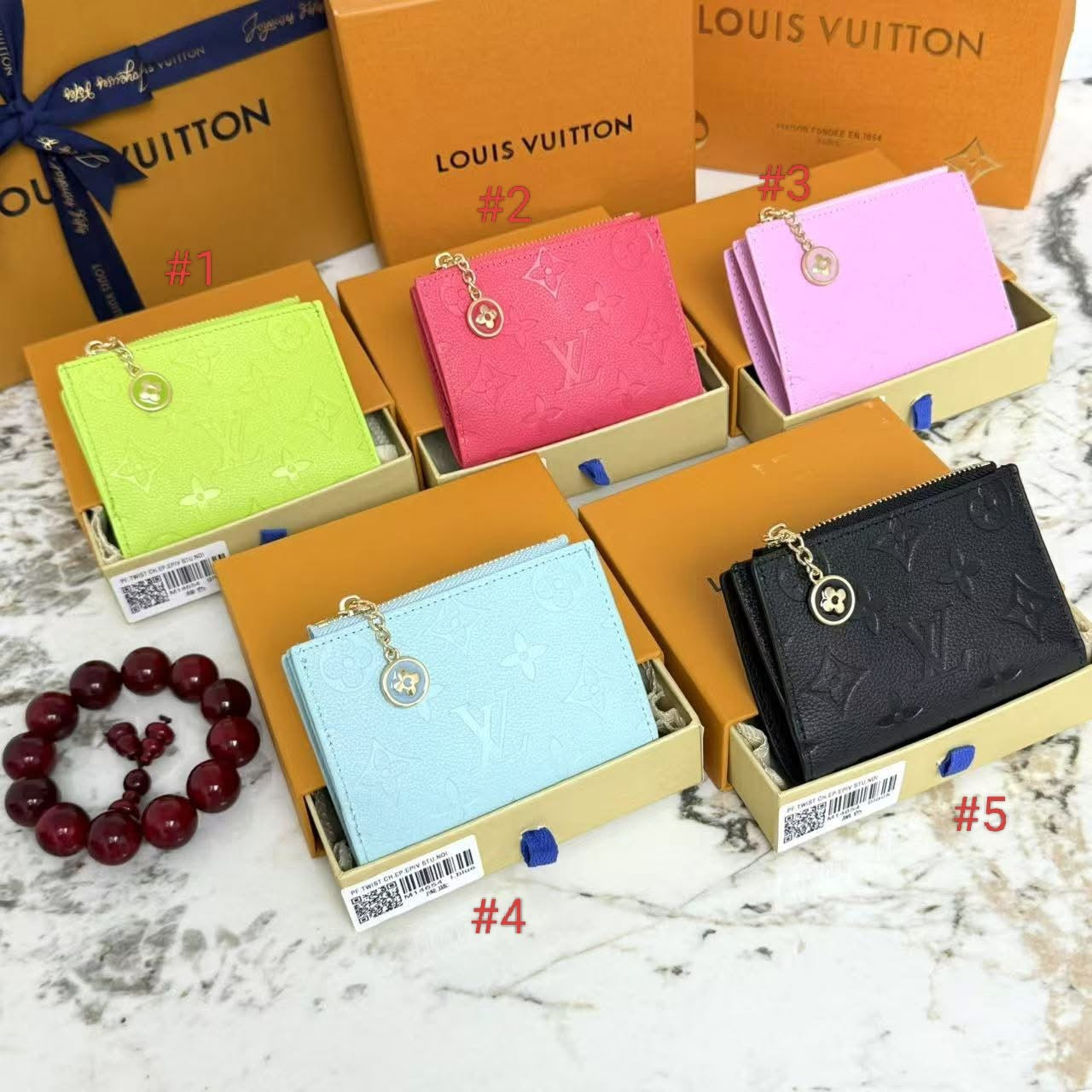 Vee wallet with charm