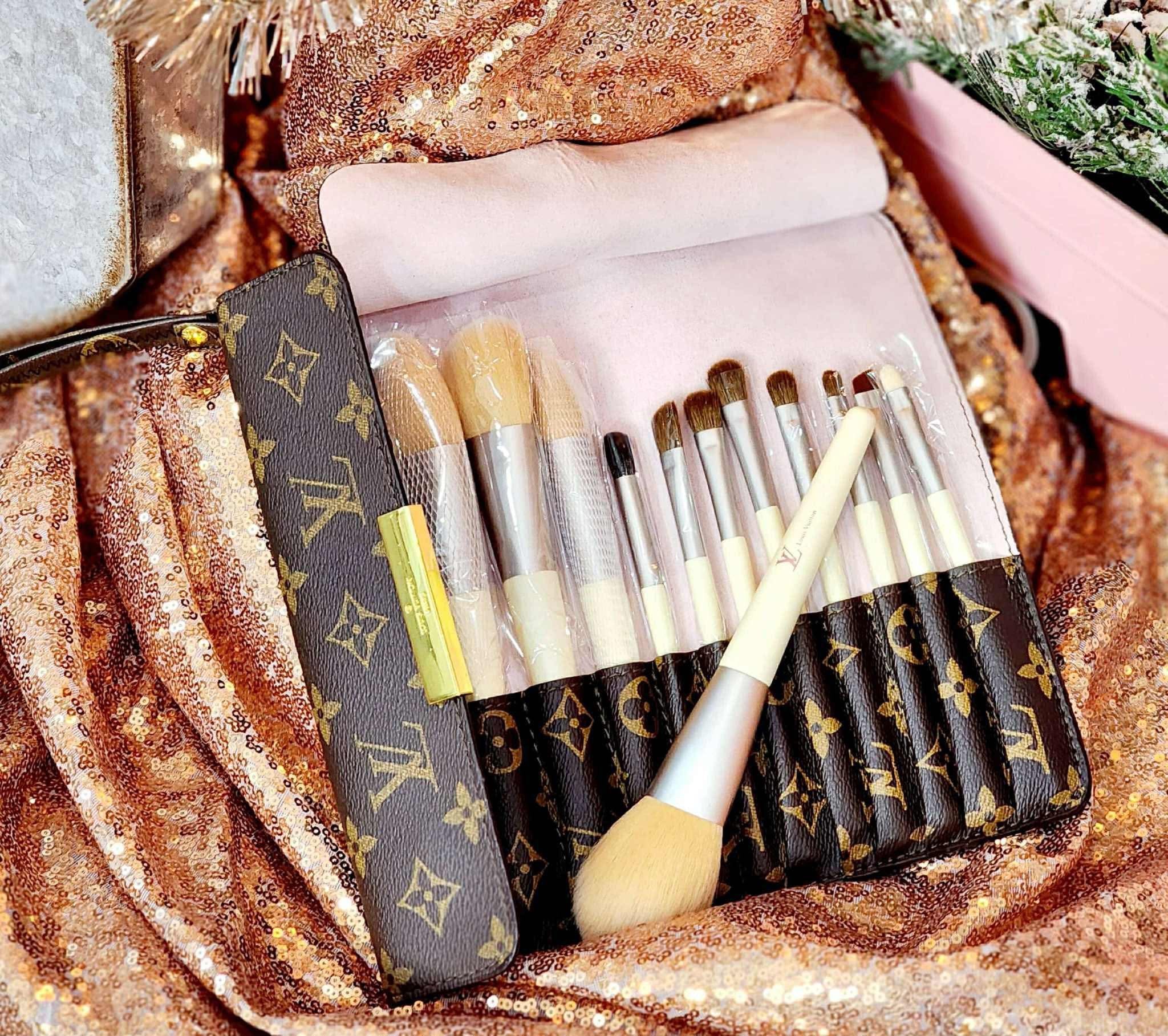 Vee makeup brush set