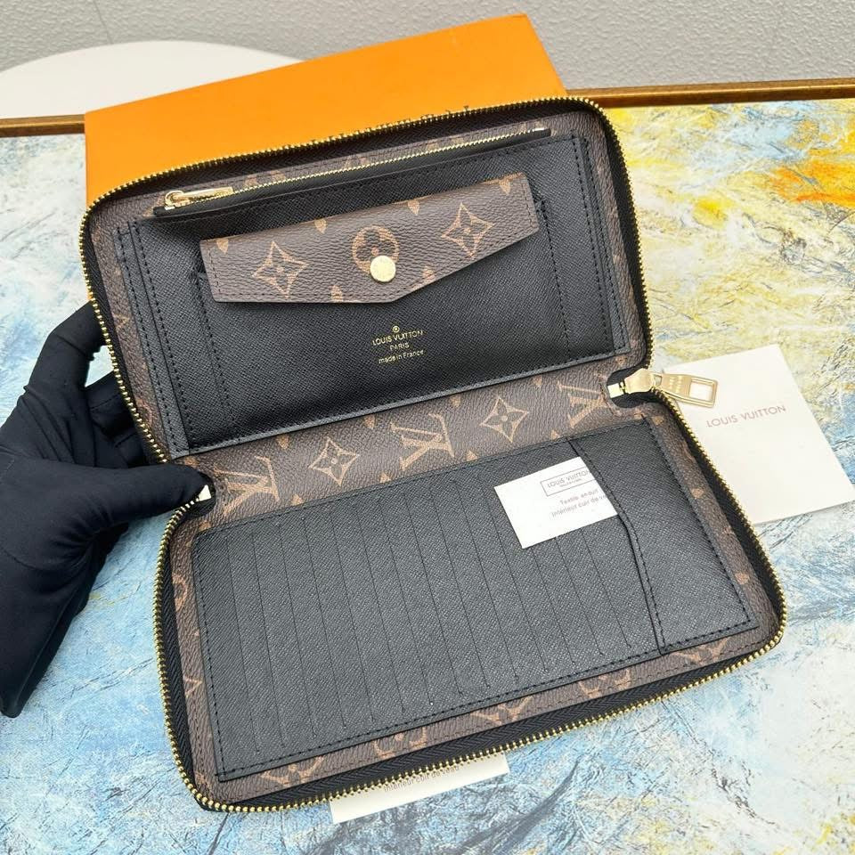Extra large Vee Wallet
