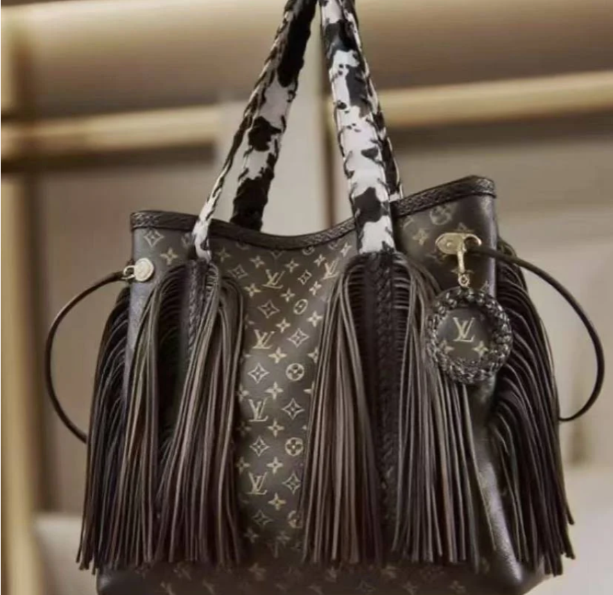 Lou cow handle tassle Bag