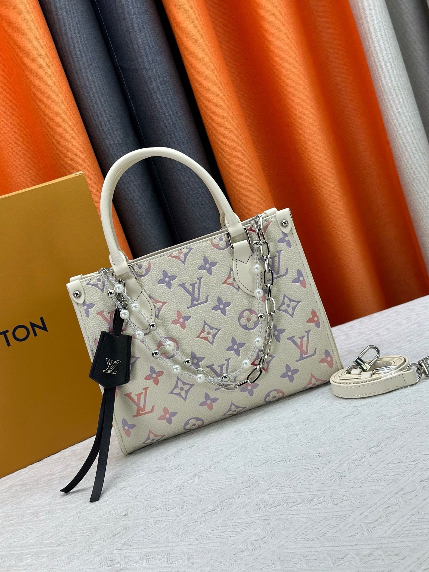 Vee white with pearl and chain