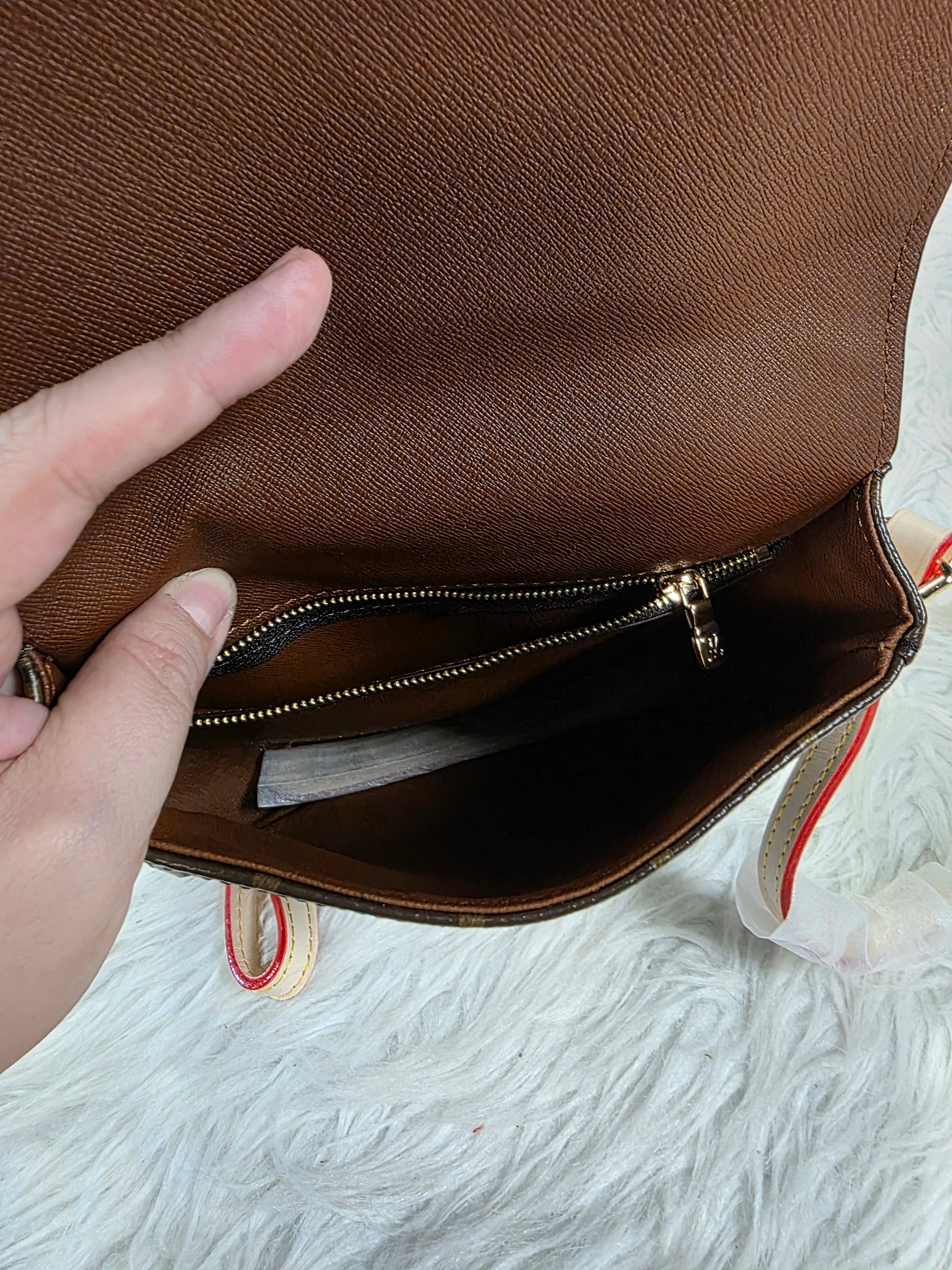 Vee oval crossbody