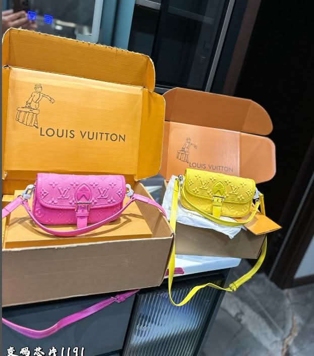 Vee Bright Crossbody